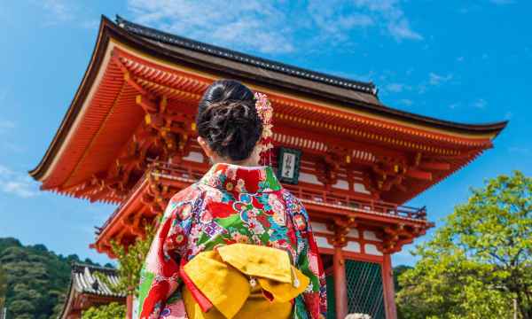 Women_wear_kimono_Standing_in_Kiyomizu_Temple__Kyoto__Japan